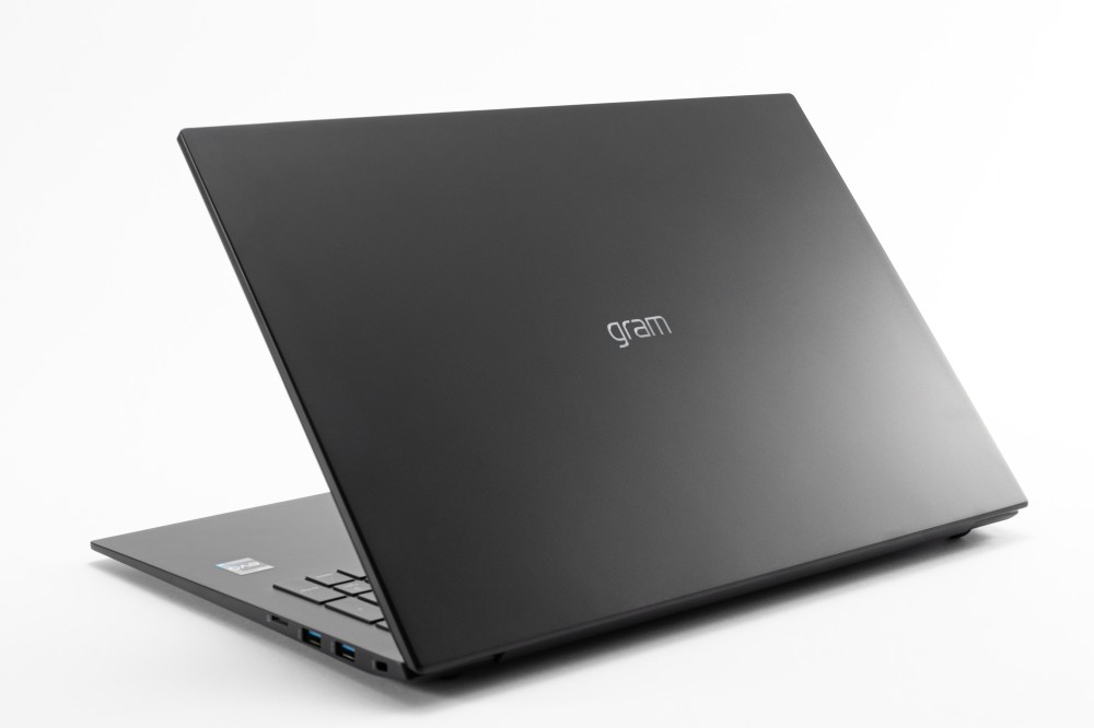 17型なのに驚きの軽さ、持ち歩ける大画面ノートPC「LG gram 17」を試す