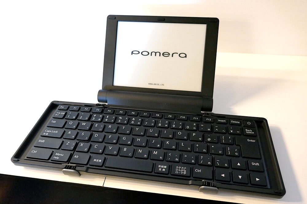 メモ端末のポメラ新版「DM30」、折り畳めるキーボードと乾電池駆動で