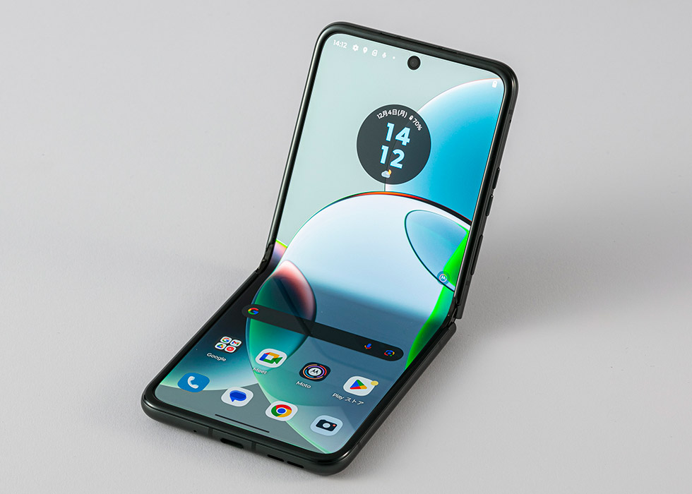 安価な縦型2つ折りスマホ「motorola razr 40」を買うべきは誰か：日経