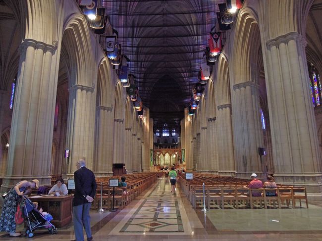 米東海岸わがまま歩き② ここにも月の石が！ワシントン大聖堂で一味