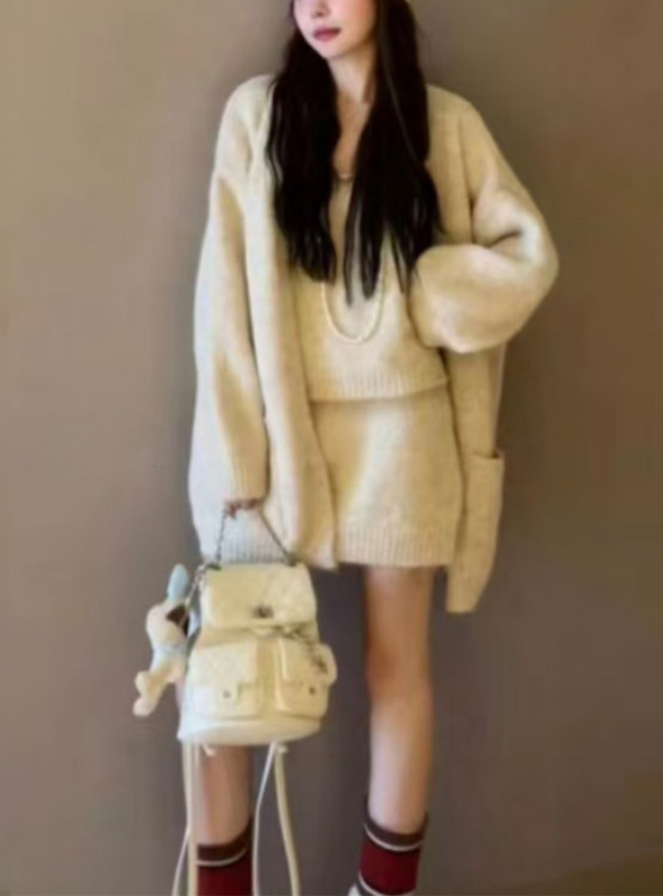 ニットキャミソール×ニットカーディガン×ニットミニスカート