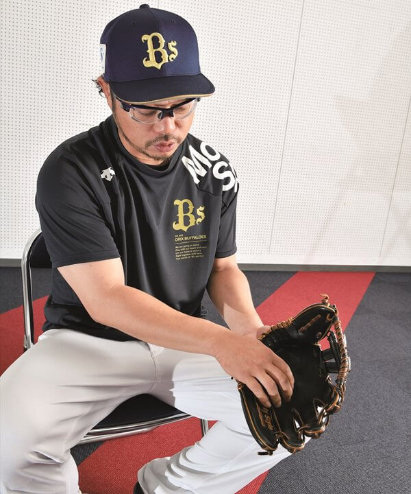 オリックス・小谷野栄一内野手 小指2本設計と2ポケットで打球の強弱に