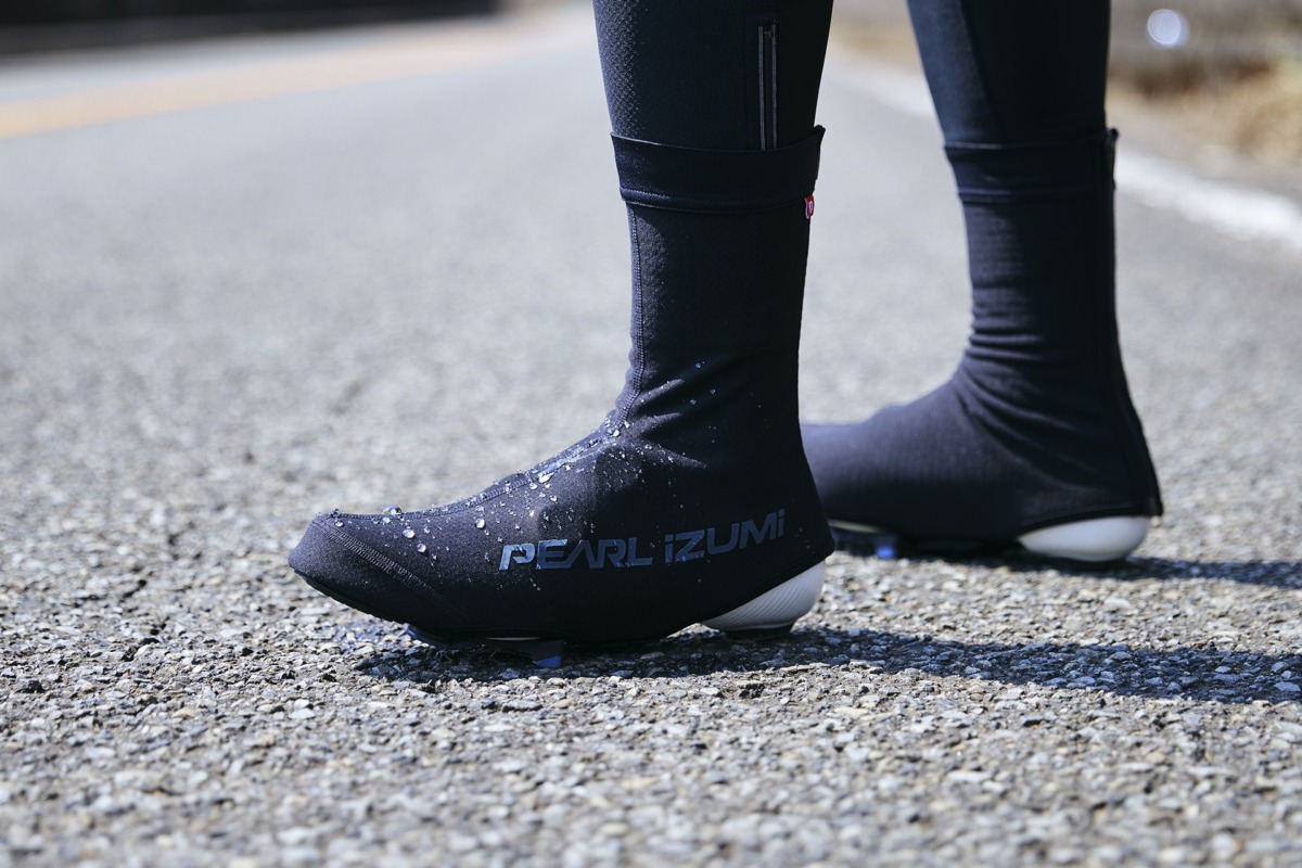 パールイズミ 撥水性を獲得し丈を伸長 冬の定番シューズカバー2種が