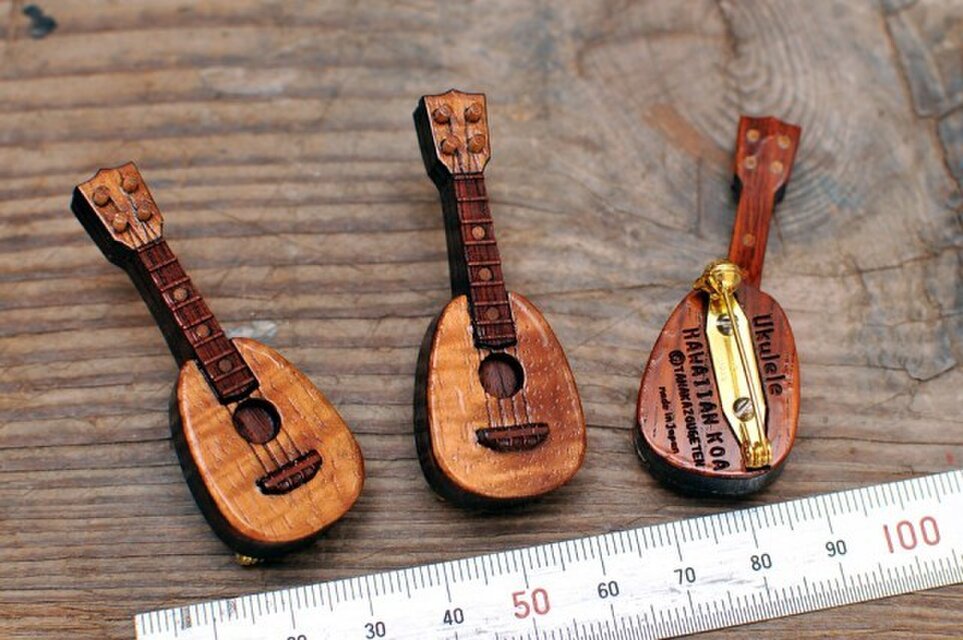 ハワイアンコア ウクレレブローチ【パイナップル型】 | iichi 日々の