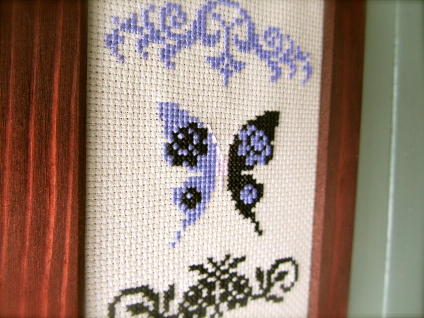クロスステッチの額装パネル 蝶々と薔薇 黒 ラベンダー | iichi 日々の