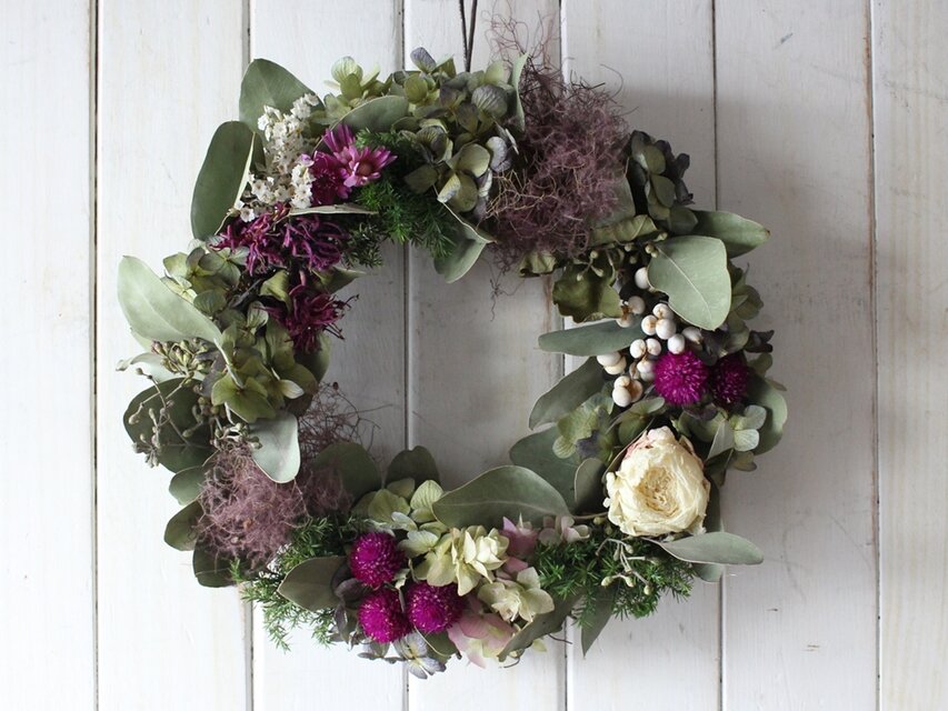 ユーカリと紫の花のリース | iichi 日々の暮らしを心地よくする