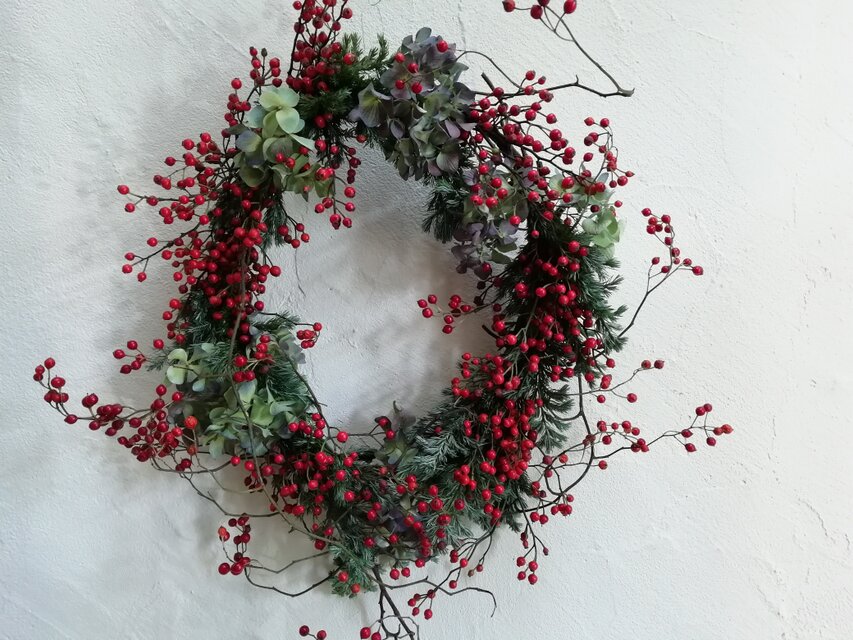 野バラの実のクリスマスリース | iichi 日々の暮らしを心地よくする