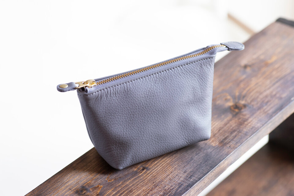 柔らかなポーチ 牛革 シュリンクレザー トラベルポーチ グレー 化粧