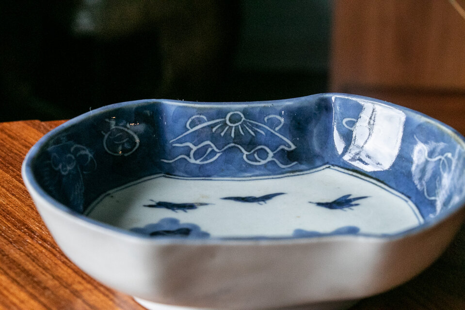 古伊万里 染付 波千鳥文 分銅形皿 江戸後期 E469 | iichi 日々の暮らし