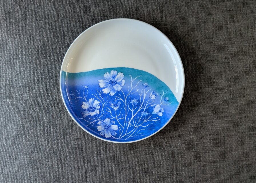 コスモスの青い中皿 | iichi 日々の暮らしを心地よくするハンドメイド