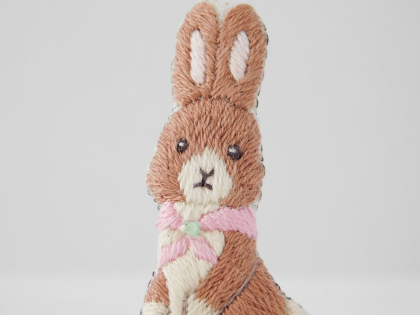 野うさぎ 桜のスカーフ 刺繍ブローチ 【受注製作】 | iichi 日々の