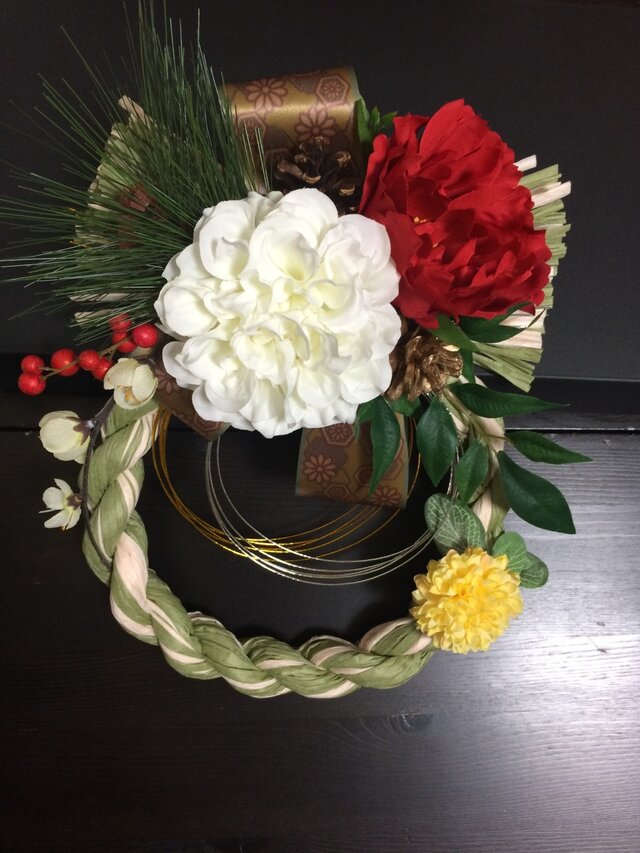 紅白しめ縄〜白ダリア&赤ツバキ〜 | iichi 日々の暮らしを心地よくする