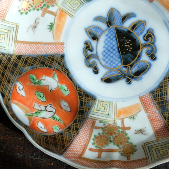 見込みに柘榴◇花と鳥と蝶々。伊万里 錦手金彩六寸中皿 金蘭手 骨董