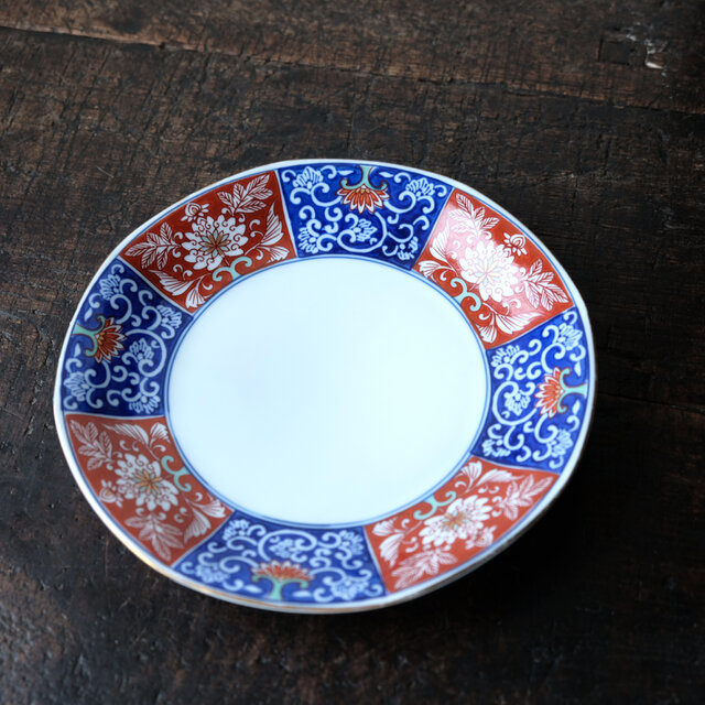 赤と青のコントラスト◇有田焼 西山 花唐草文色絵金彩中皿 転写 現代品