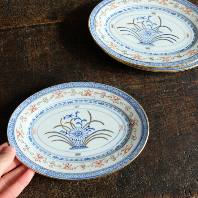 餃子を乗せたくなる◇見込みに青花。中国景徳鎮 蛍焼赤絵金彩オーバル