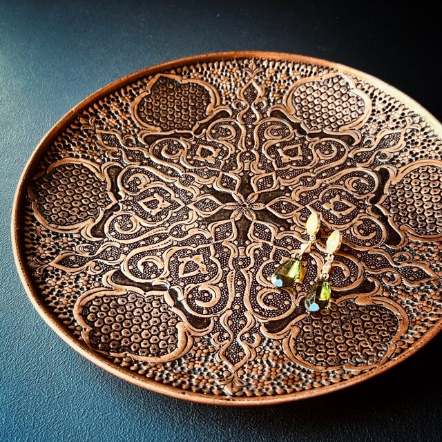 ペルシャの銅皿 飾り皿 壁飾り（ガラムザニー）Φ25cm【GHALAM ZANI