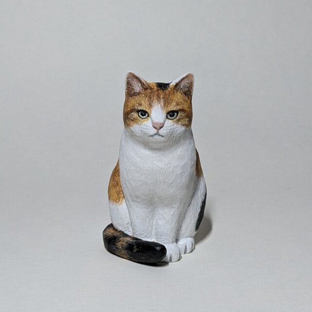 木彫り猫〈おすわり(三毛)〉 | iichi 日々の暮らしを心地よくする