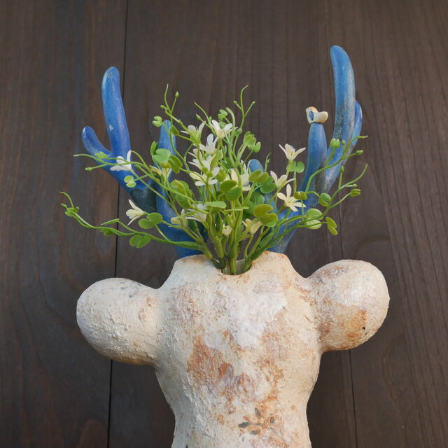 白色の鹿花瓶 no.1 | iichi 日々の暮らしを心地よくするハンドメイドや