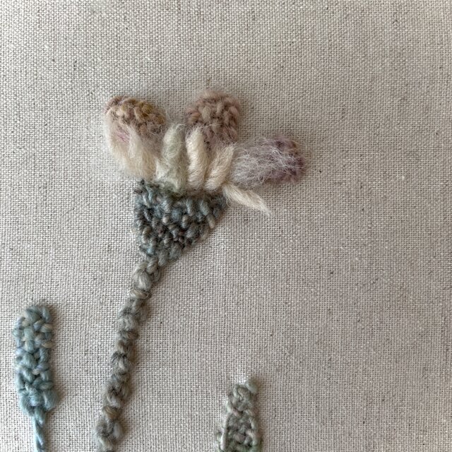 一点もの】『手紡ぎ糸のお花. c'』手刺繍ファブリックパネル | iichi