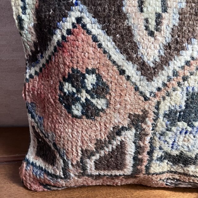 あたたかな風合いトルコキリムのクッションカバー／40 × 40cm／花×幾何