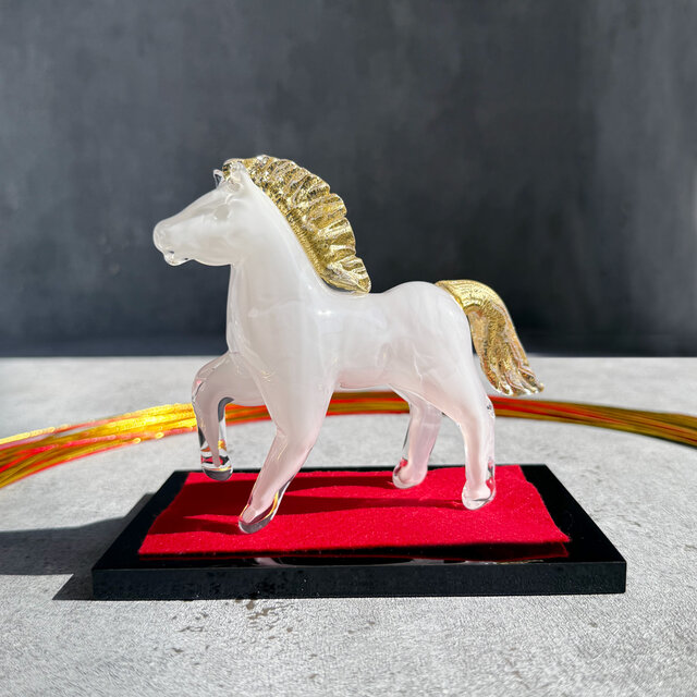 新作【干支・白馬】2026年・白い馬☆本金箔☆ガラスの置物・干支置物