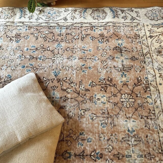 137×232大判ピンクベージュ×ブルー 草花ボタニカル トルコヴィンテージ