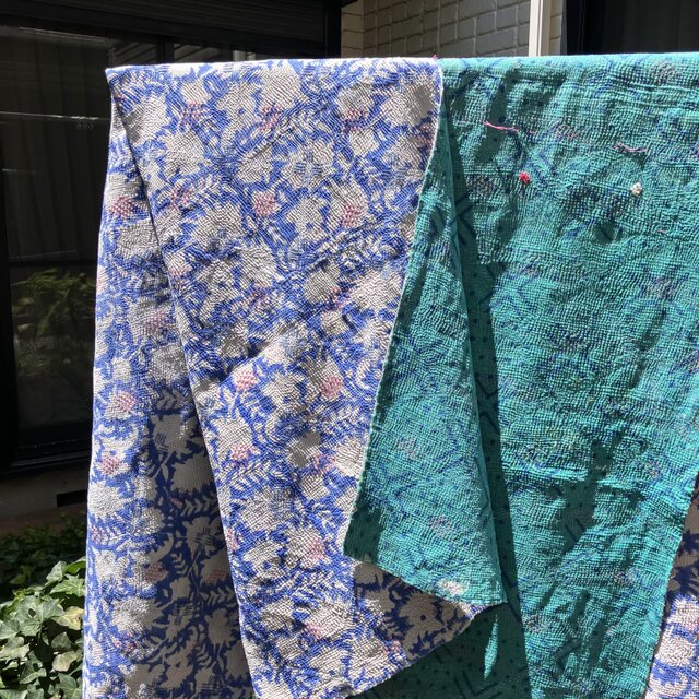 ブルーの花柄ブロックプリントカンタキルト／ヴィンテージ手縫いキルト