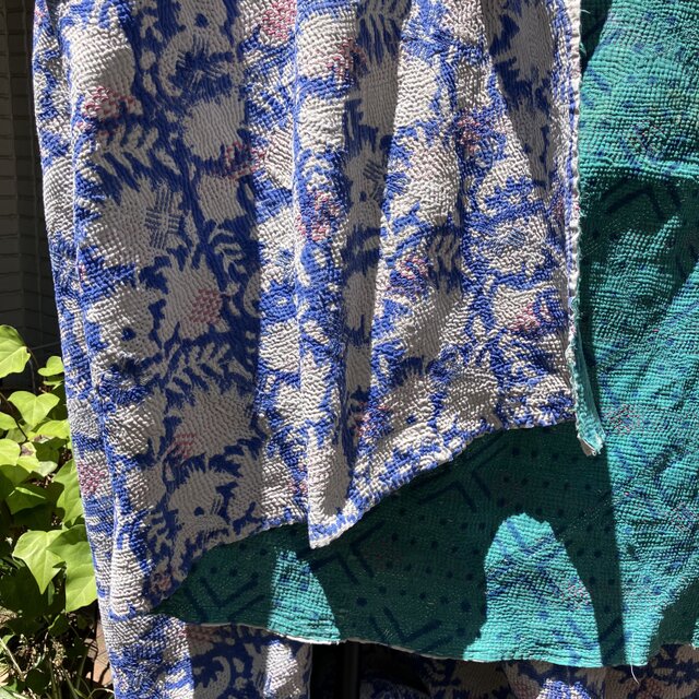 ブルーの花柄ブロックプリントカンタキルト／ヴィンテージ手縫いキルト