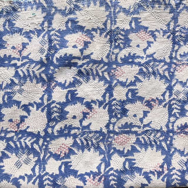 ブルーの花柄ブロックプリントカンタキルト／ヴィンテージ手縫いキルト