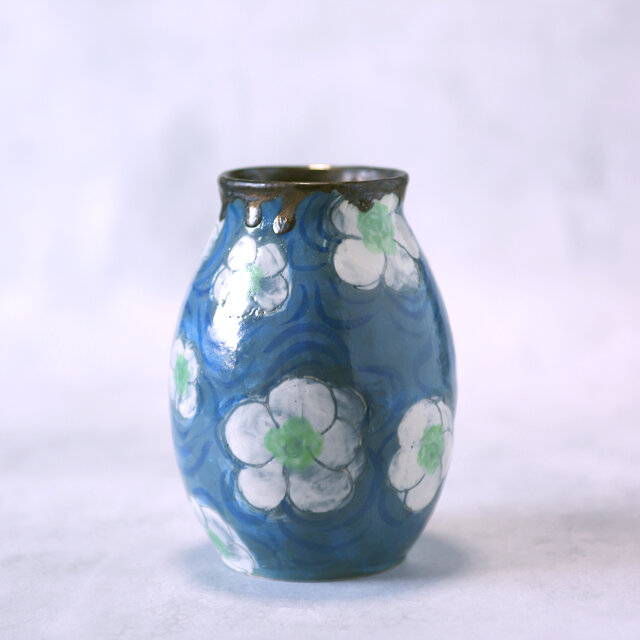 紺地に白い花模様の手描きデザイン花器 | iichi 日々の暮らしを