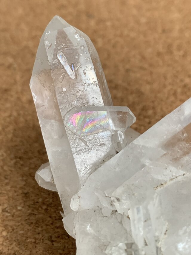 虹入り水晶クラスター | iichi 日々の暮らしを心地よくする