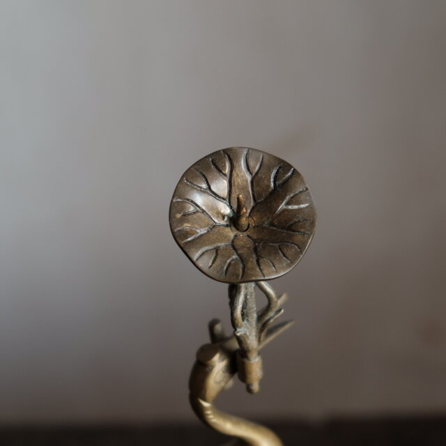 鶴と亀◇金属製三本脚蝋立て 火立て 真鍮 古民家 古道具 インテリア