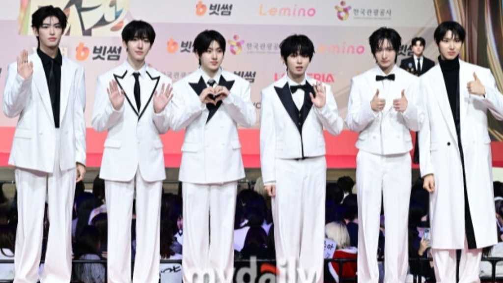 PHOTO】KickFlip「2025 SBS歌謡大典」レッドカーペットに登場 - Kstyle