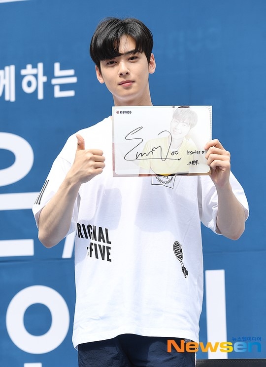 PHOTO】ASTRO チャウヌ、スポーツブランドのファンサイン会に出席…抜群