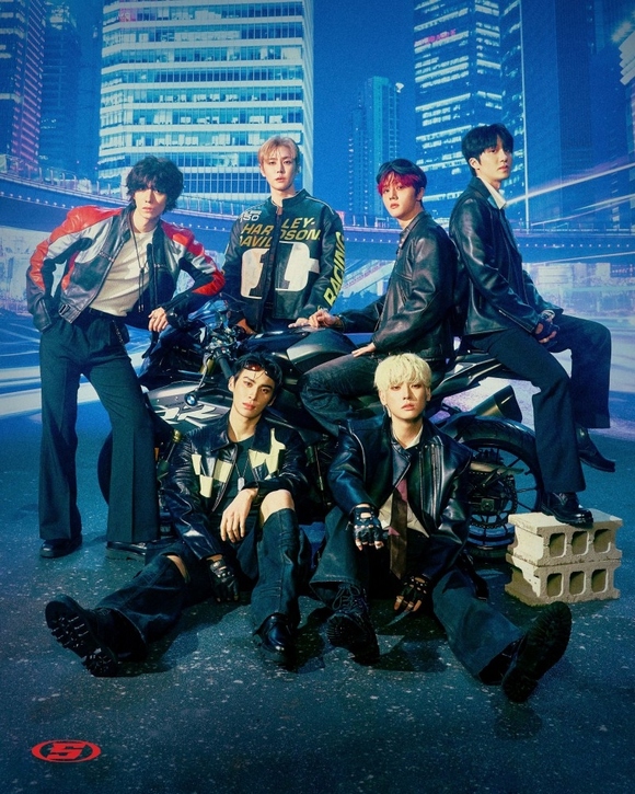 SF9、ミニアルバム「LOVE RACE」コンセプトフォトを公開…正反対の
