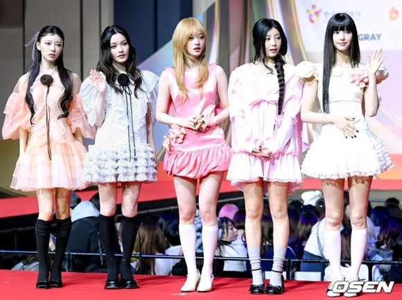 PHOTO】ILLIT「2025 SBS歌謡大典」レッドカーペットに登場 - Kstyle