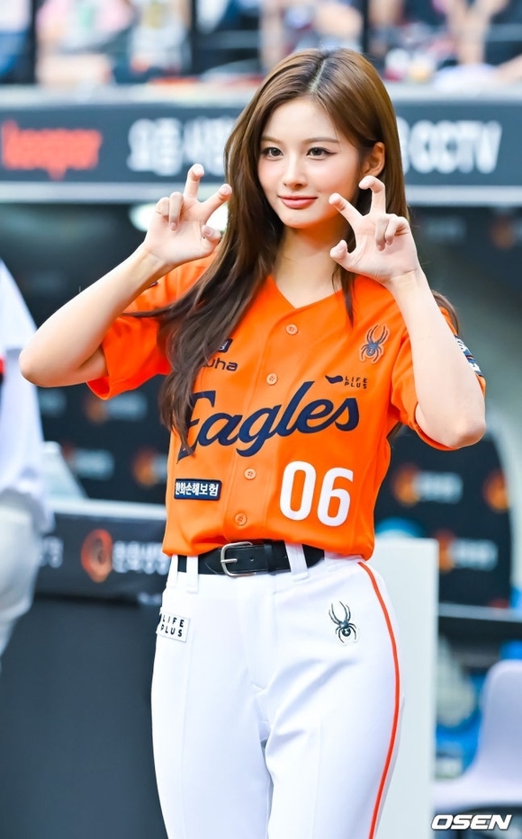 PHOTO】NMIXX ソリュン、始球式に登場…愛らしい笑顔 - Kstyle