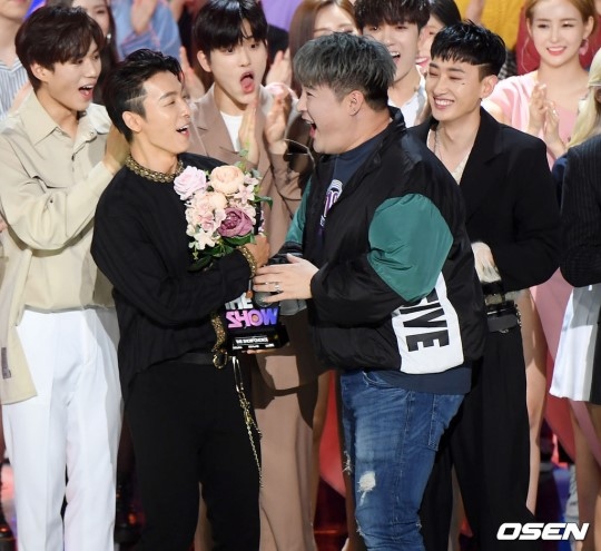PHOTO】SUPER JUNIOR ドンヘ＆ウニョク、4/23放送「THE SHOW」で1位を