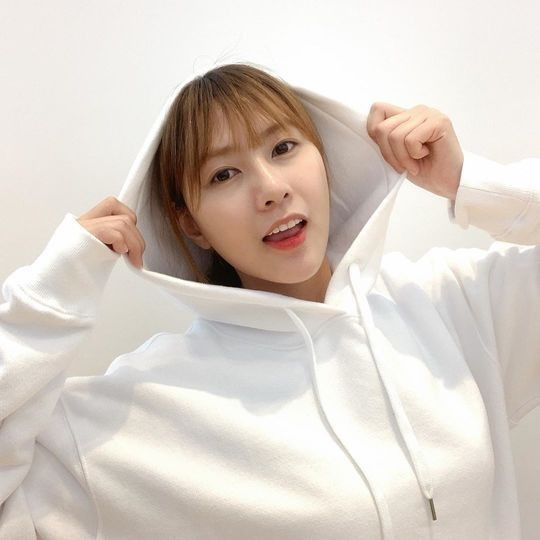 Apink オ・ハヨン、パーカーを着たキュートな近況公開…爽やかな美貌