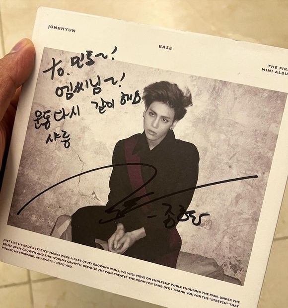 SHINee キー＆ミンホ、ジョンヒョンさんを追悼…直筆のメッセージも公開