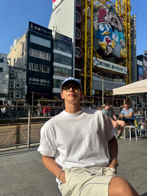 2PMのJun․ K、日本での記念ショットも公開！鍛え上げられた筋肉に