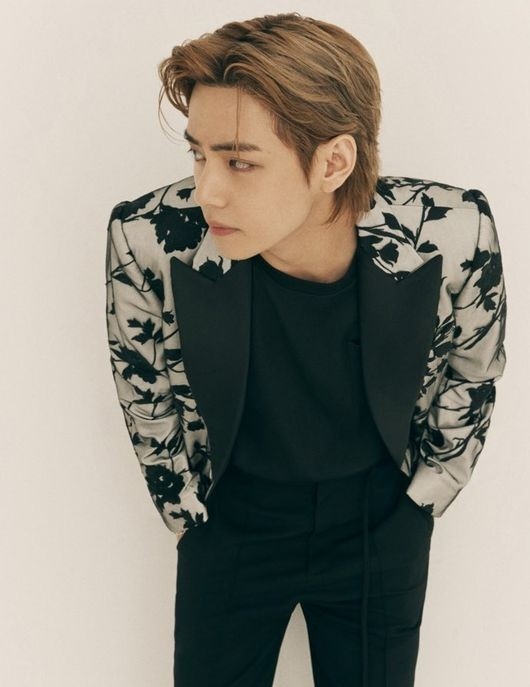 BTS（防弾少年団）のV、まるでCG？グラビアのビハインドカットを公開