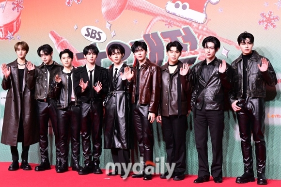 PHOTO】ZEROBASEONE「2024 SBS歌謡大典」レッドカーペットに登場 - Kstyle