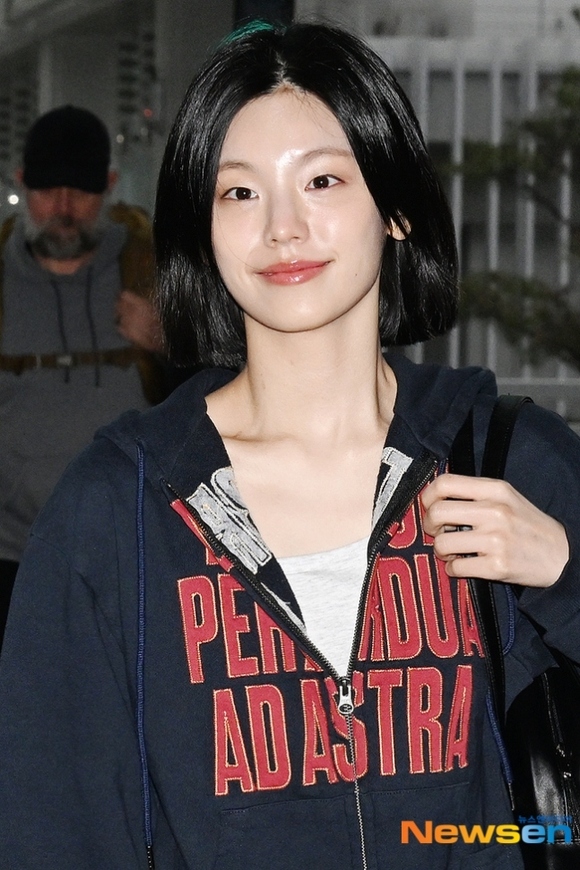 PHOTO】ITZY イェジ、海外スケジュールのため中国へ出国（動画あり