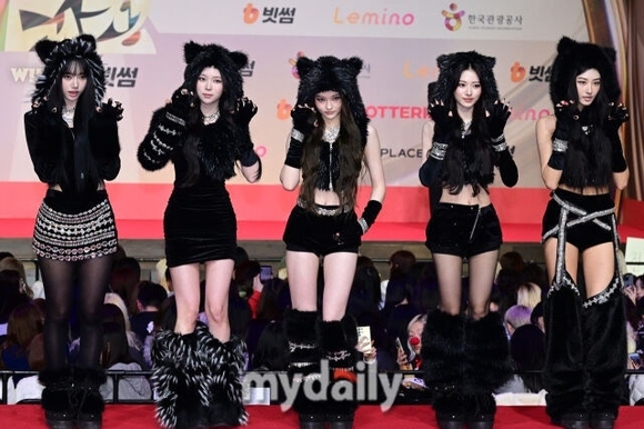 PHOTO】MEOVV「2025 SBS歌謡大典」レッドカーペットに登場 - Kstyle