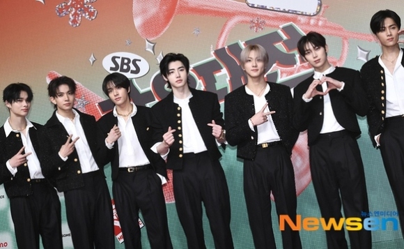 PHOTO】ENHYPEN「2024 SBS歌謡大典」レッドカーペットに登場 - Kstyle