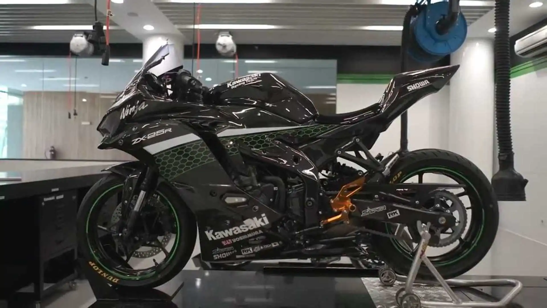 Kawasaki Indonesia Shows Us How To Modify A ZX-25R For The Track
