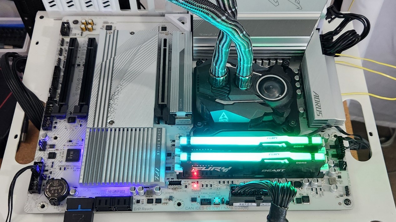 Gigabyte B650 Aorus Elite AX Ice Motherboard Review: Icy, a bit