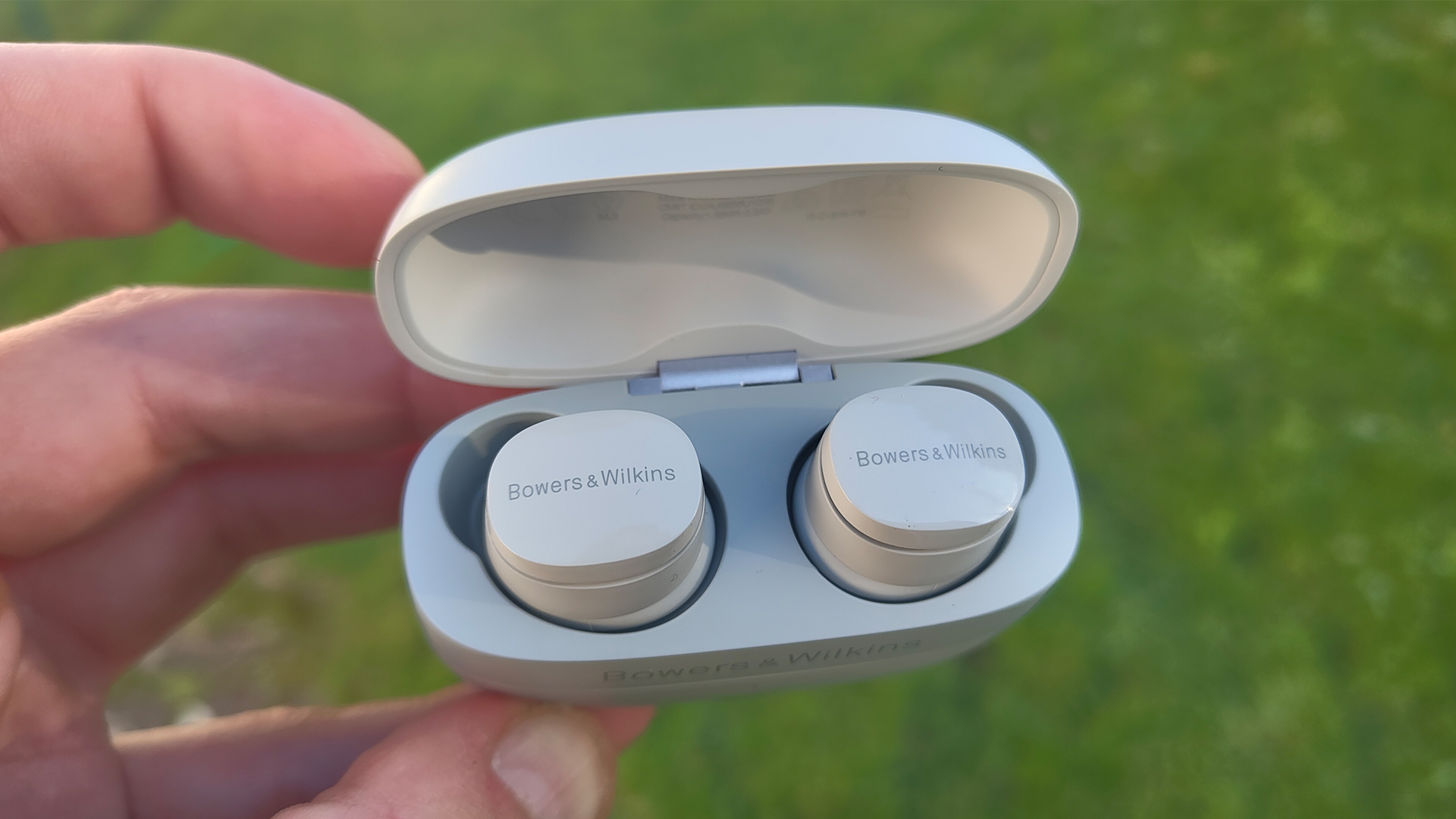 Bowers & Wilkins Pi6 review: enthusiastic sound and comfortable