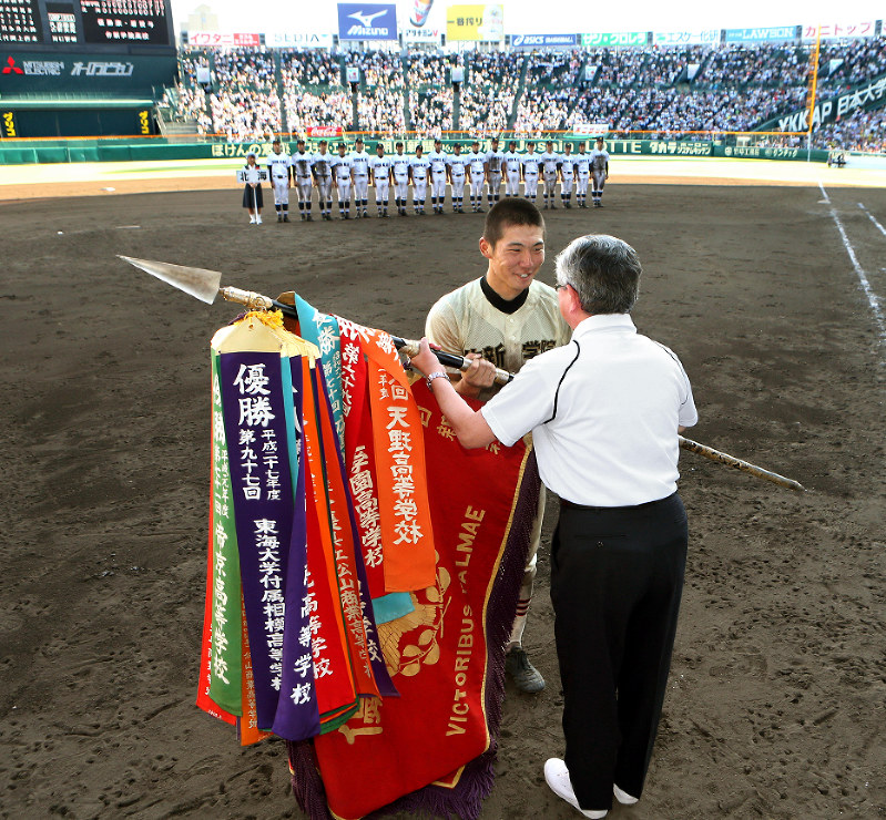 全国高校野球：100回大会で深紅の大優勝旗リニューアル | 毎日新聞